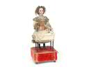 ROULLET DECAMPS La repasseuse  - ROULLET DECAMPS La repasseuse  ROULLET DECAMPS La repasseuse Charmant automate repr�sentant une jeune femme debout derri�re sa table. Apr�s plusieurs mouvements de sa t�te, elle met son fer � repasser contre sa joue pour v�rifier la chaleu - r puis repasse un linge pos� sur la table. Avec ses v�tements d'origine (usures d'usage). T�te Simon & Halbig bouche ouverte, mains en biscuit, socle avec musique. Tr�s bel �tat des mouvements. R�f. 305 du catalogue de la Maison Decamps. Vers 1900. H