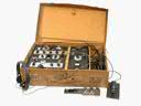 T�l�funken Valise r�f. ESK 52 contenant un r�cepteur ondes ... - T�l�funken Valise r�f. ESK 52 contenant un r�cepteur ondes courtes, �metteur 20 watts, �tage d'alimentation. On y joint une notice avec sch�ma, casque �couteur, manipulateur t�l�graphique, selfs d'accord.
