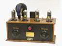 P�ricaud Poste batterie type Isodyne � 4 lampes ext�rieures... - P�ricaud Poste batterie type Isodyne � 4 lampes ext�rieures. Eb�nisterie en noyer verni � fa�ade en aluminium givr� noir. Equip� de 4 lampes tube � pointe et culot chrom� et de 2 selfs Isodyne (cf. r�f Biraud n� 1044 page 248)