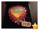 BAGUE OR JAUNE SERTIE D UNE OPALE 4.02 CTS ET ENTOUREE DE 2...