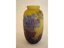 Emile GALLE (1846-1906): Vase en verre multicouche � d�cor ... - Emile GALLE (1846-1906): Vase en verre multicouche � d�cor floral bleu, violet et marron sur fonf jaune, hauteur: 20,5 cm
