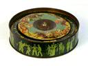 BISCUITS OLIBET � Bordeaux : Rare Bo�te-Jeu lithographi�e e... - BISCUITS OLIBET � Bordeaux : Rare Bo�te-Jeu lithographi�e en forme de Roulette illustr�e d'une Course Hippique. Traces de soudure ancienne � l'axe, Ca 1911, Diam�tre : 22.4cm