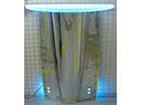 Console poli miroir et mont� avec une dalle de verre transl... - Console poli miroir et mont� avec une dalle de verre translucide. Montage �lectrique Led RGB avec t�l�commande C-141 Starlifter-Lockheed - 1963-1968. USA. 111 x 90 x 45 cm.