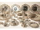 LOT N� 96 Tr�s important service de table en argent compren... - LOT N� 96 Tr�s important service de table en argent comprenant 6 plateaux, 3 corbeilles � pain, 12 coupelles, 12 assiettes � pain, 12 rince-doigts, 10 tasses et sous-tasses, 10 assiettes, 2 petits et 2 grands compotiers, 3 salerons. Exceptionnel trav - ail des Ma�tres Orf�vres CARTIER, TIFFANY et BLACK STARR. Poids total: 23,054 Kg.