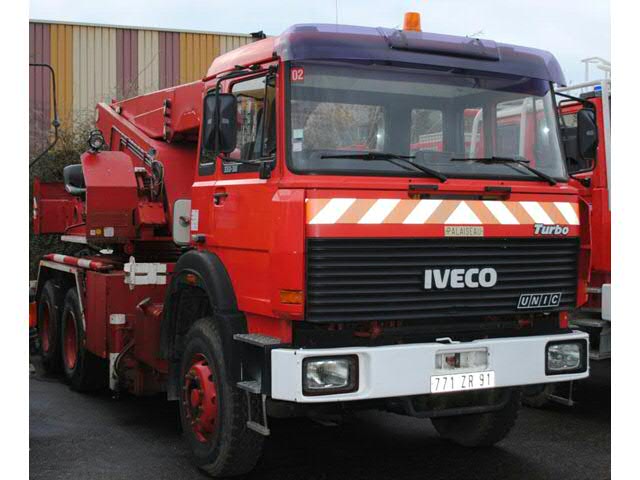 VASP UNIC 330.30D avec grue Année 17/05/1988 23622 Kms au compteur