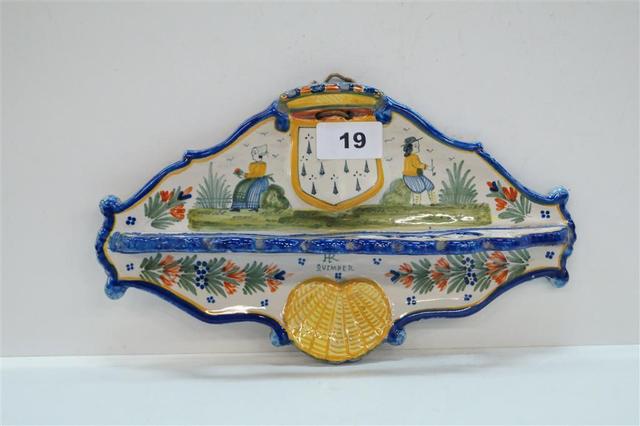 ... porte pipe en faÃ¯ence polychrome de Quimper, de forme mouvementÃ©e