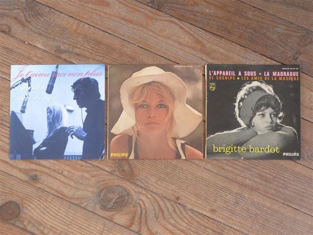 Ensemble de trois vinyles 45 tours de Brigitte Bardot comprenant :
