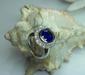 Bague classique or blanc soutenant un saphir de Ceylan oval de 14