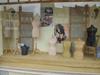 1-	Dans la 1ère vitrine : 3 mannequins sur pied et 4 bustes